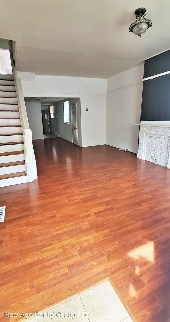 Building Photo - 3 br, 1.5 bath House - 2425 Carpenter St