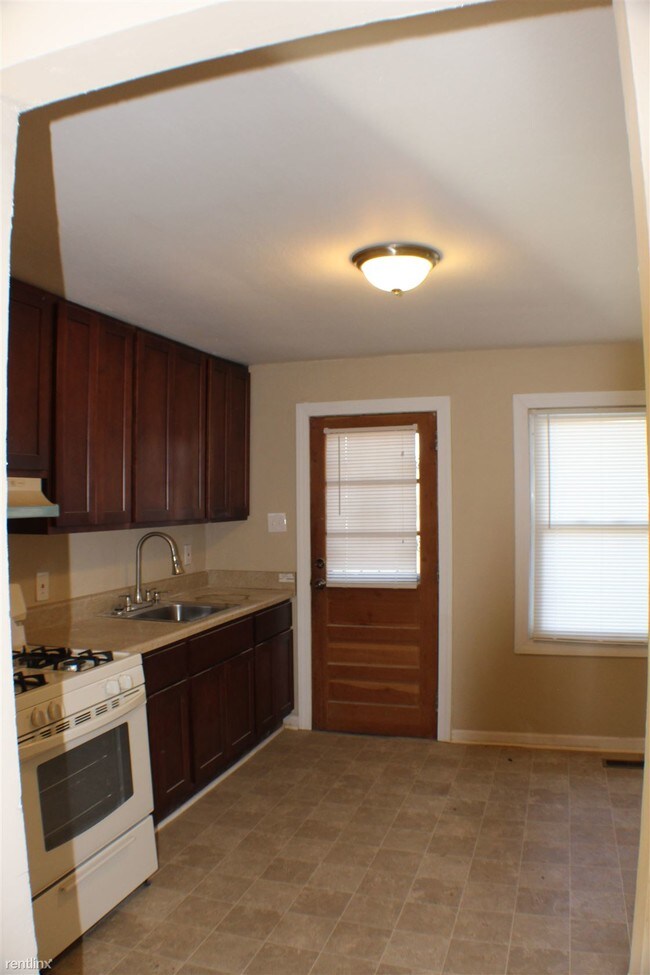 Building Photo - 210 Median Cir