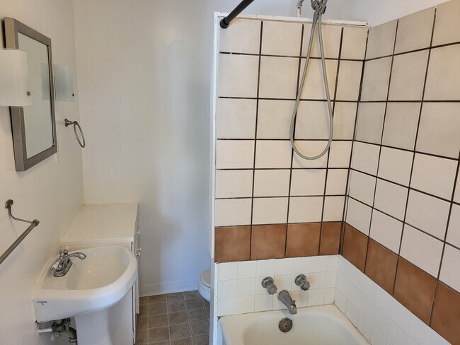 Baño - 1201 Manhattan Ave