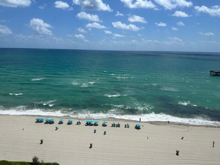 Foto principal - Stunning furnished 3-bedroom, 3-bathroom c...