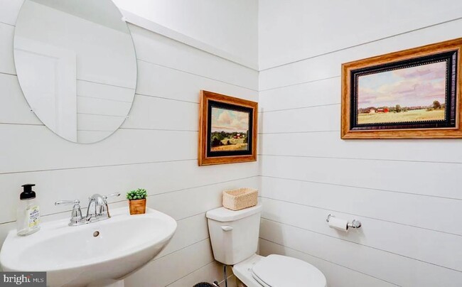 Foto del edificio - 230 Highland Ct