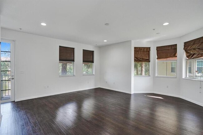 Foto del edificio - 3915 Passion Flower Rd