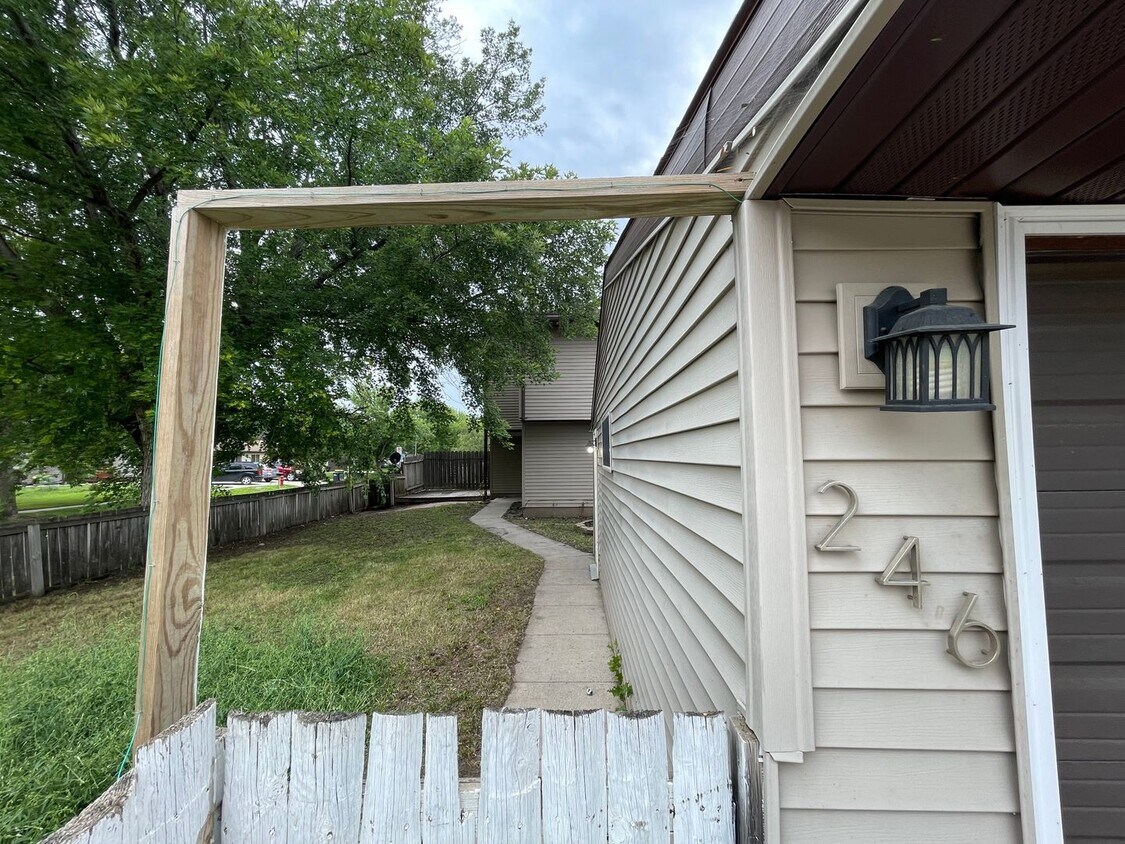 Building Photo - 3 Bed 1 Bath Townhome