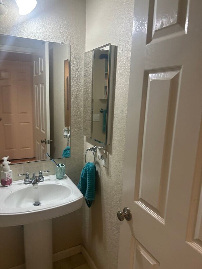 Building Photo - 3 br, 2 bath House - 713 Raven Dr