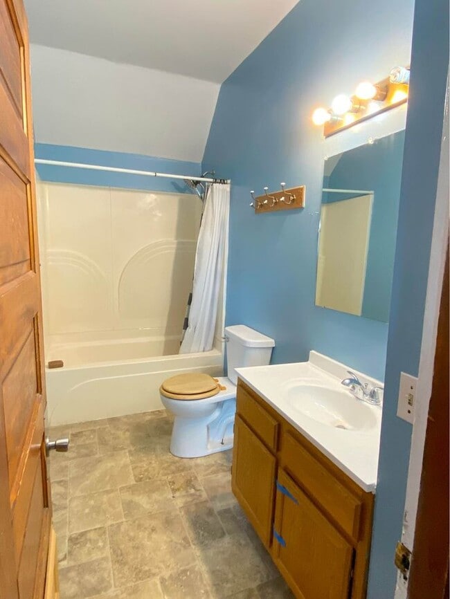 Full Bathroom - 227 W 4th St