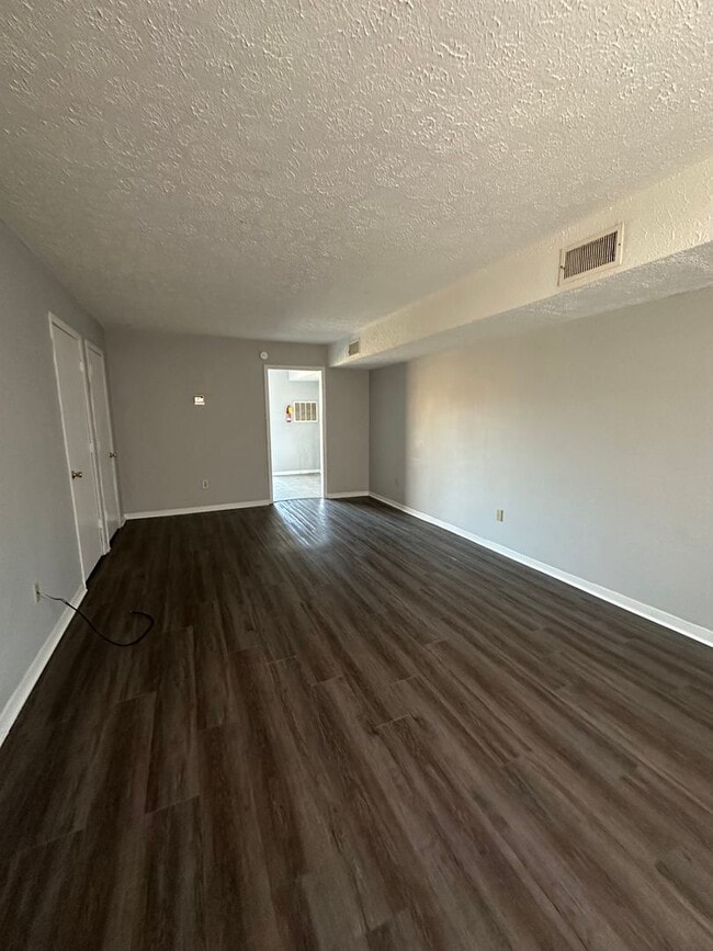 Building Photo - 2 Bedrooms 1.5 baths Townhouse, Kingsport TN