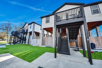 Building Photo - 618 Maple Way