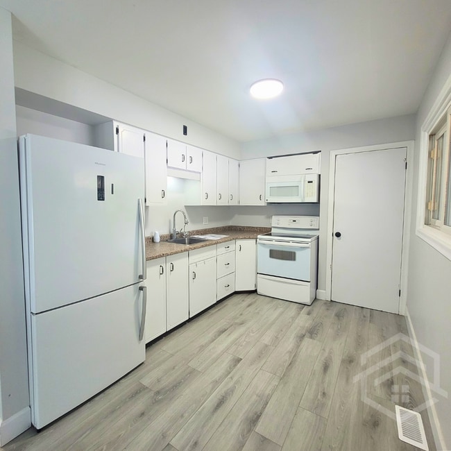 Building Photo - 3-Bedroom House in Tillsonburg!!