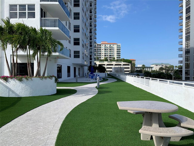 Foto del edificio - 3015 N Ocean Blvd