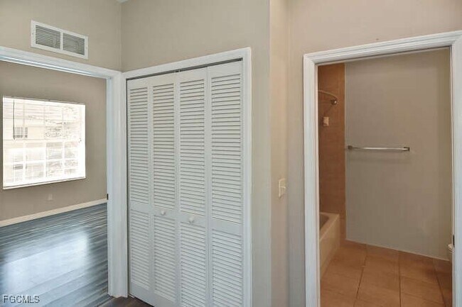 Foto del edificio - 8331 Bernwood Cove Loop