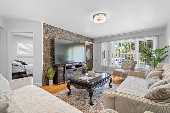 Foto del edificio - 7625 W Strong St