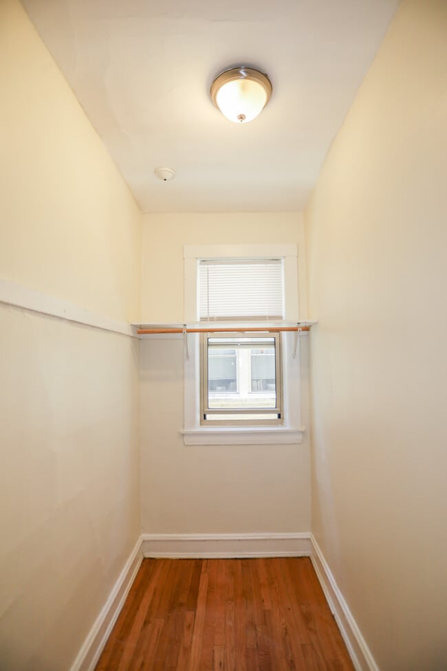Building Photo - 1361 W Greenleaf Ave