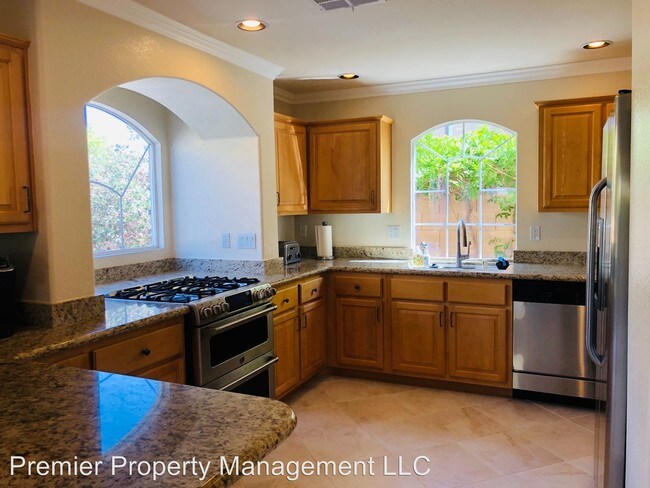 Building Photo - 10957 Royal Highlands St