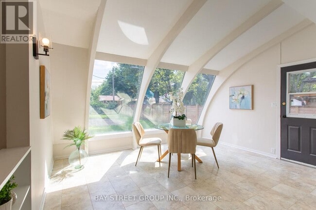 Building Photo - 2 Parklane Crescent