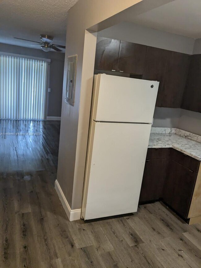 Building Photo - 617 Ixoria Ave