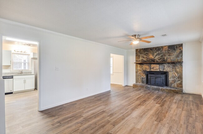 Building Photo - 5050 Hubert Dr