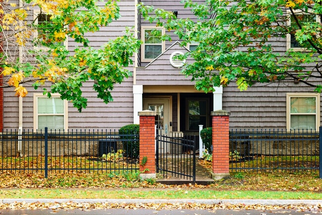 Building Photo - Riverview Collegiate Housing