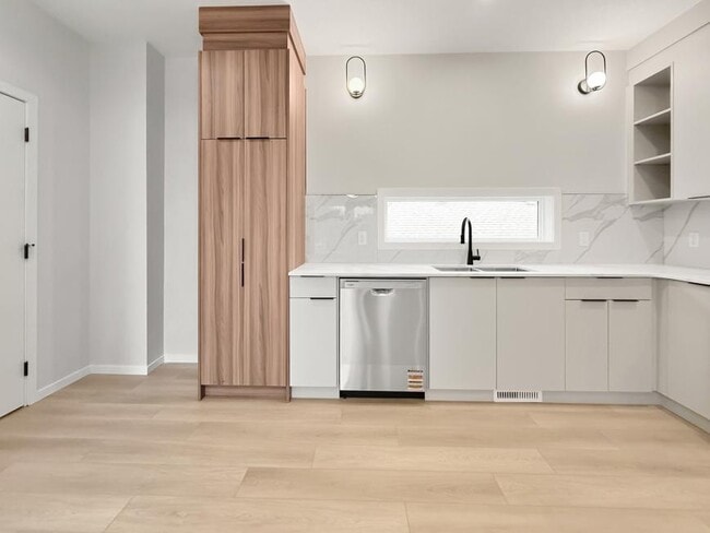 Photo du bâtiment - 3.0 bedroom in Edmonton Alberta T5G 1G1