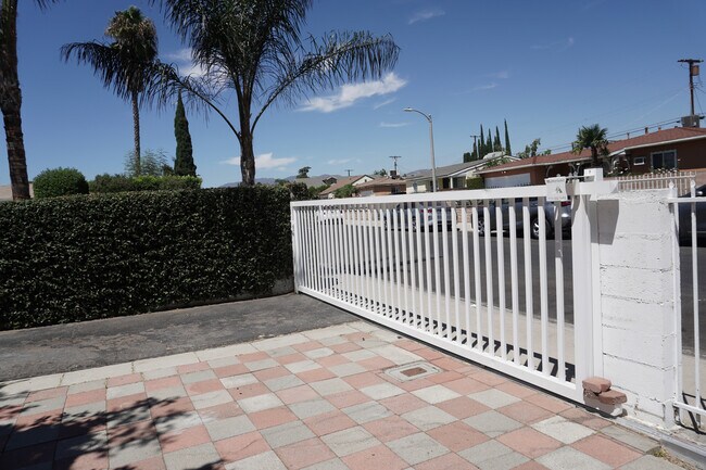 Foto del edificio - 8783 Stansbury Ave