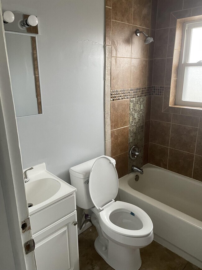 Building Photo - 1303 Chardon Ct