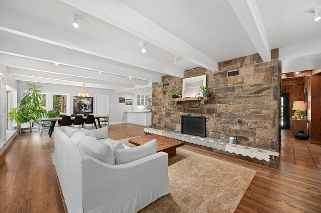 Foto del edificio - 907 Crystal Creek Dr