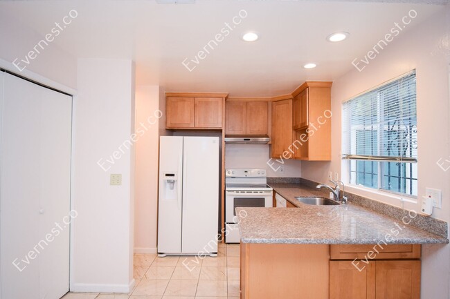 Building Photo - 2 Bed & 1.5 Bath Townhouse in San Jose, CA...