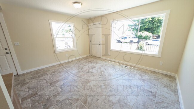 Building Photo - 2 bedroom 1 bath single level home