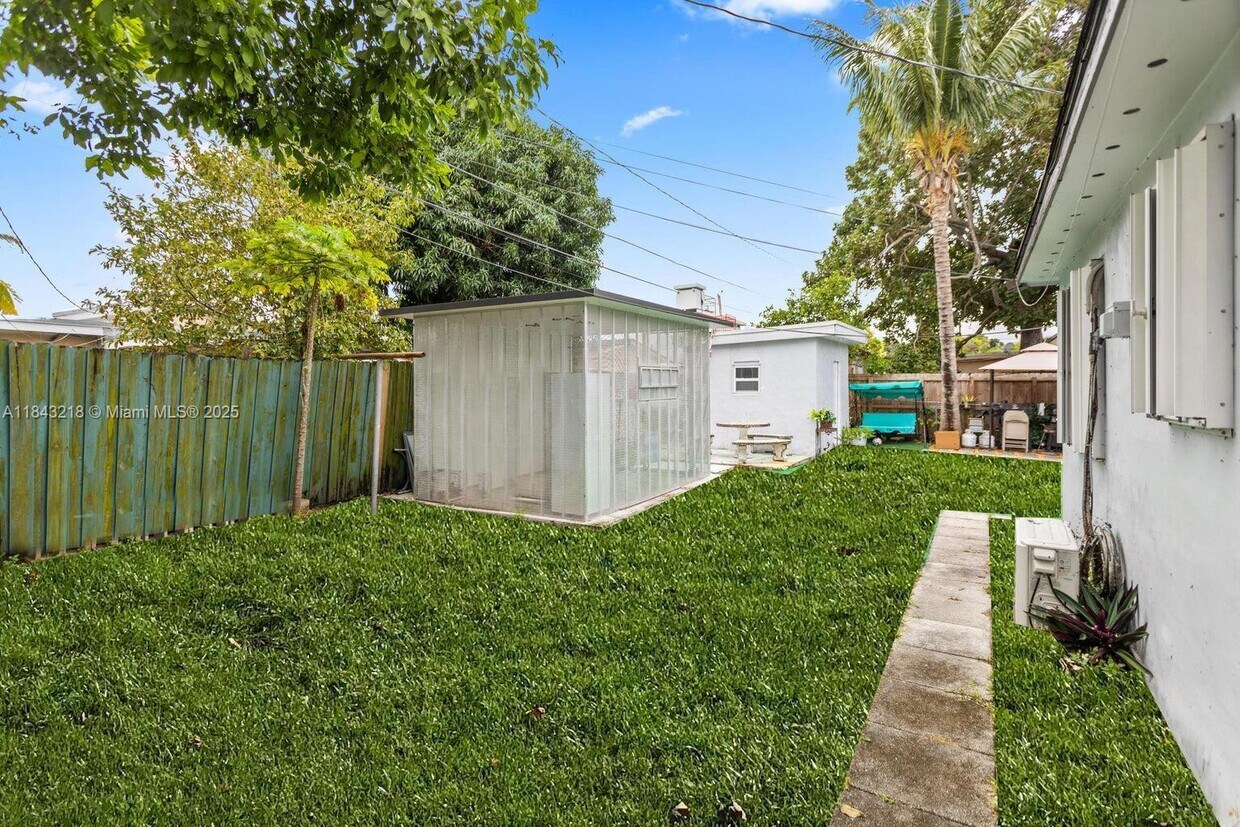 Foto del edificio - 6840 SW 3rd St
