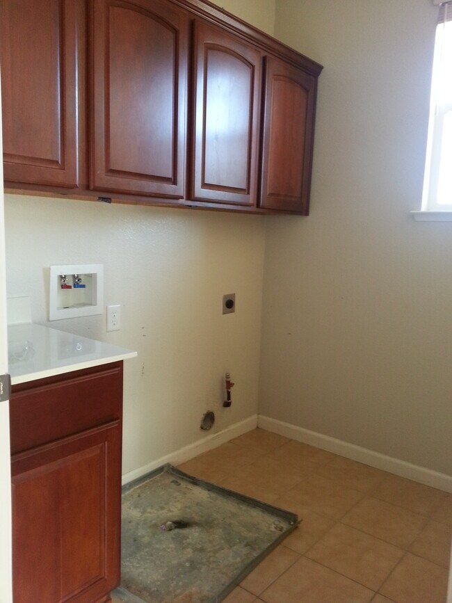 Foto del edificio - Located in a great neighborhood 5Bdm 3Ba Home With 2 Car Garage