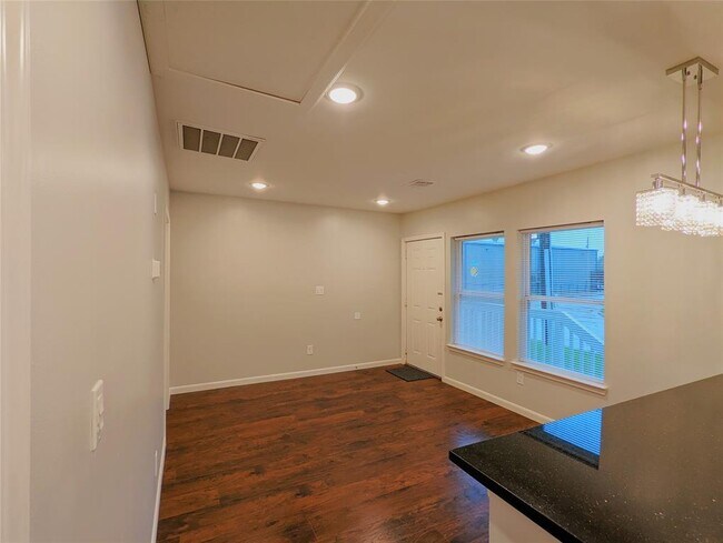 Foto del edificio - 303 North Loop