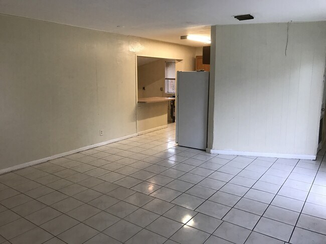 Foto del edificio - Nice 4-2 House with Central AC & Backyard