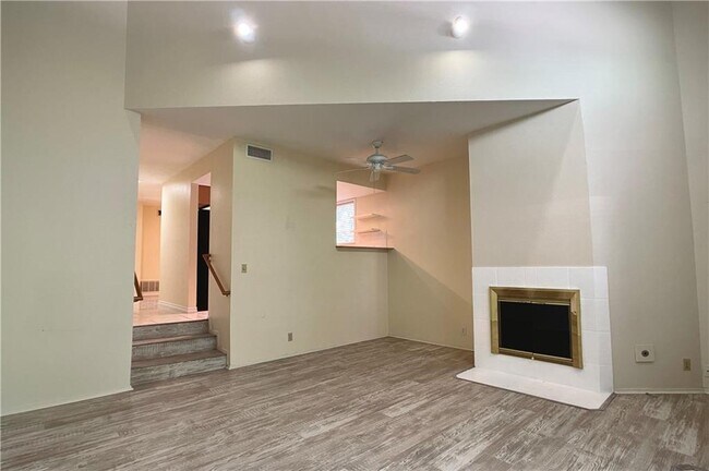 Foto del edificio - 8102 Baywood Dr