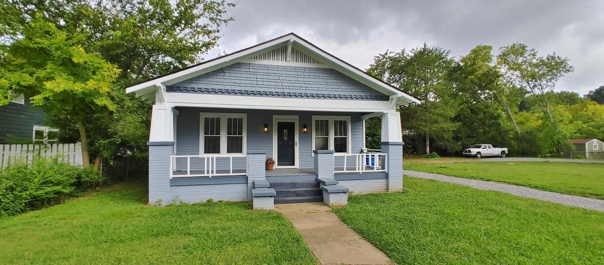 Adorable Red Bank Home! - Adorable Red Bank Home!