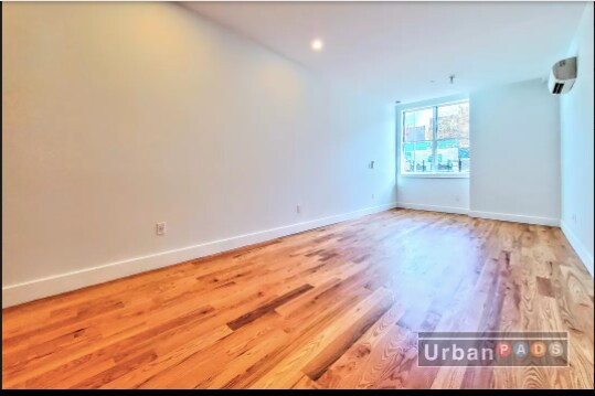 Foto del edificio - 1076 Rogers Ave