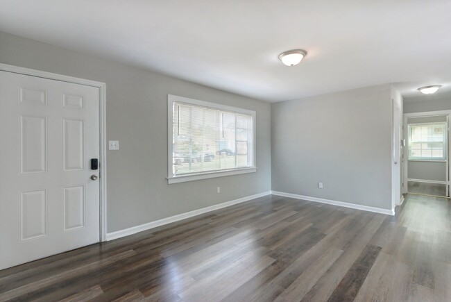 Building Photo - Large 3BR/1BA Near Hospitals and Daffin Park