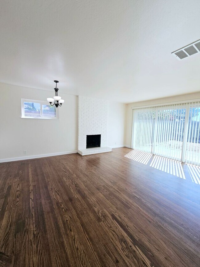 Foto del edificio - Remodeled 3-bed/2-bath Single Family Home ...