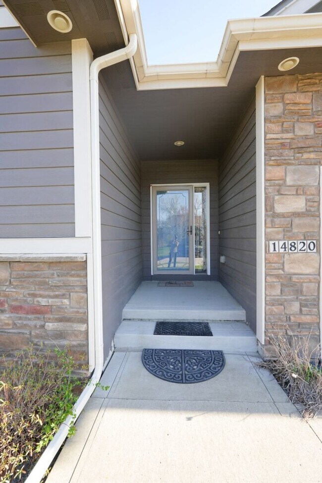 Foto del edificio - "Luxury Ranch Living: Your Dream Home with Furnished Basement in Urbandale"