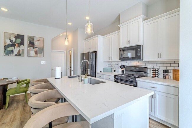 Foto del edificio - 8120 Esther Acres Ln