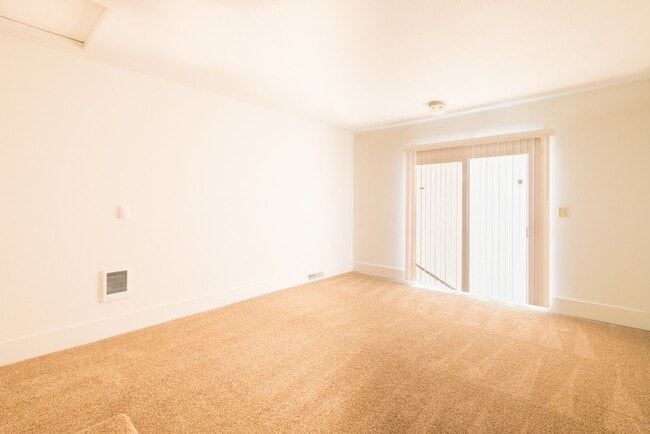 Building Photo - Single Level Duplex close to Linfield!