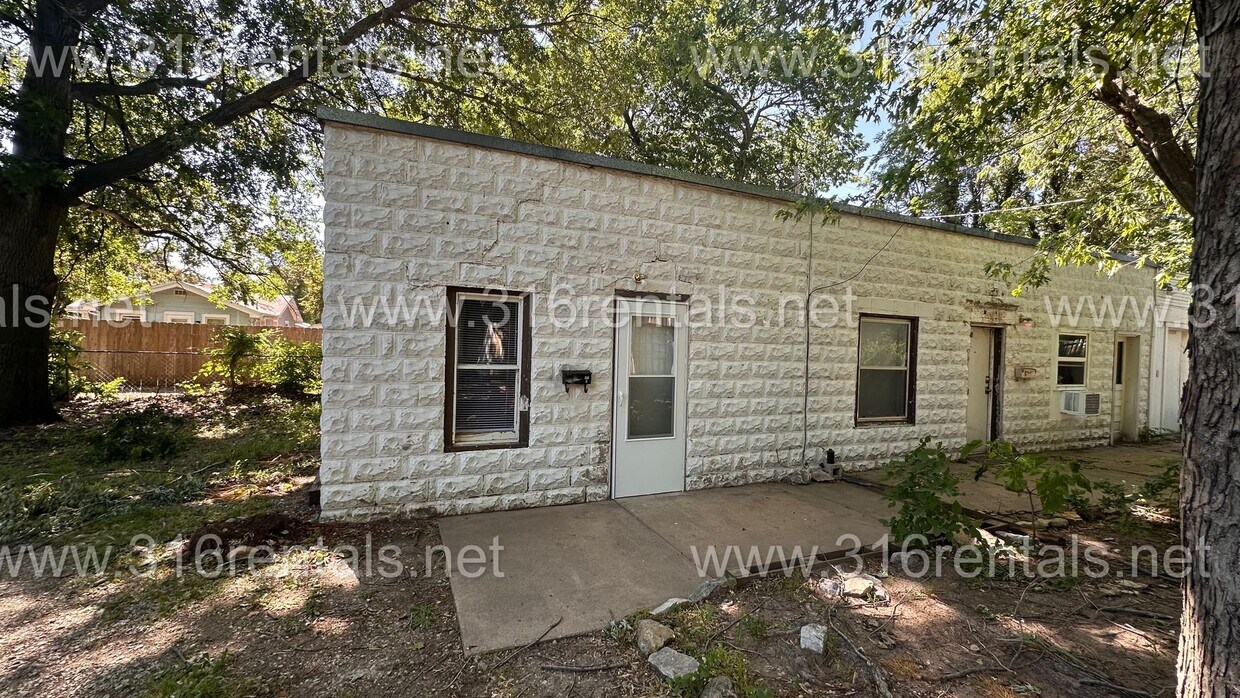 Foto principal - $550- 1 bed 1 bath - Duplex located in the...