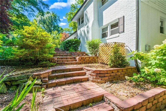 Building Photo - 220 River Springs Ct NW