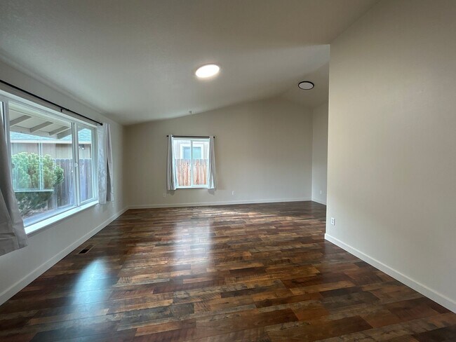 Building Photo - 532 SE Ponderosa Dr