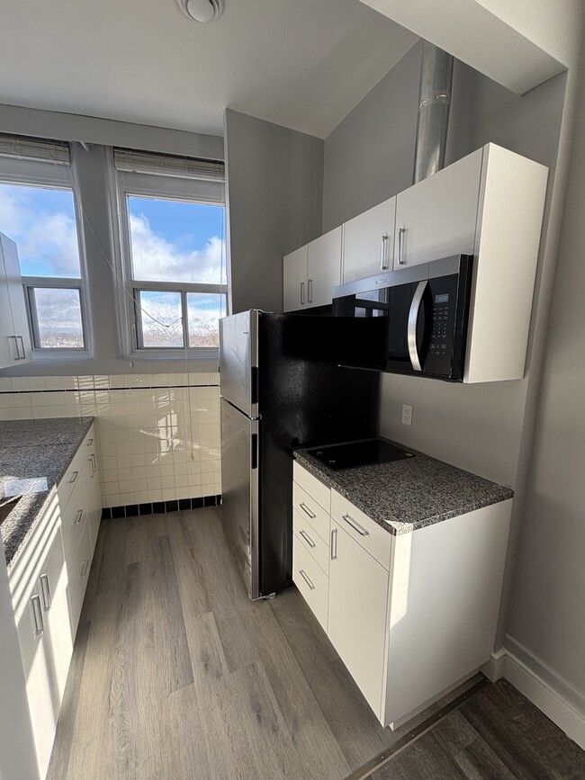 Building Photo - 117 Christina St N