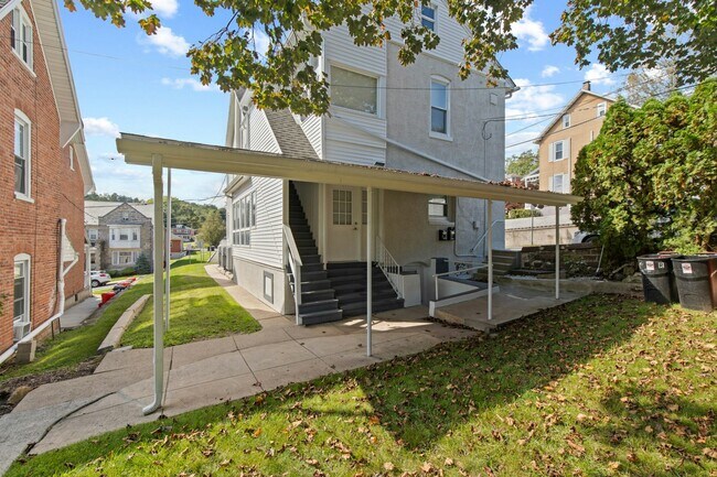 Foto del edificio - 17 N Church St