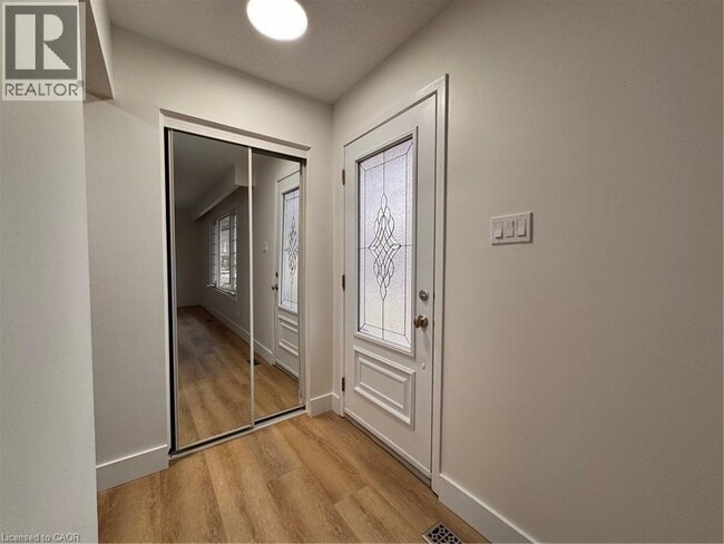 Building Photo - 23 Arrowhead Crescent