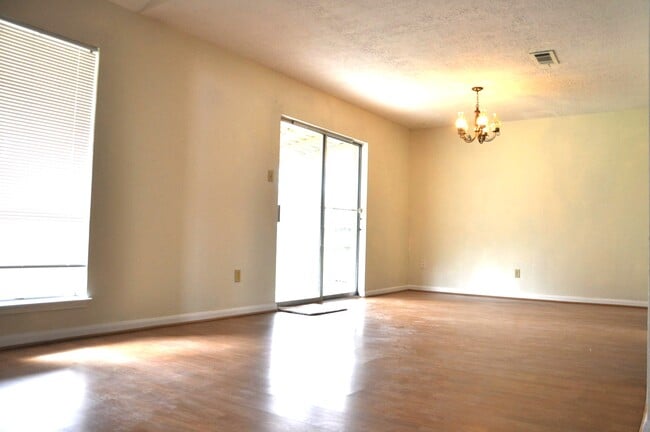 Building Photo - 16454 Hickory Knoll Dr