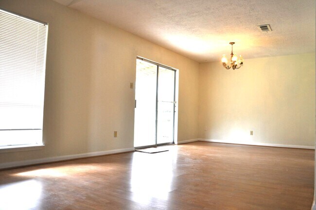 Foto del edificio - 16454 Hickory Knoll Dr
