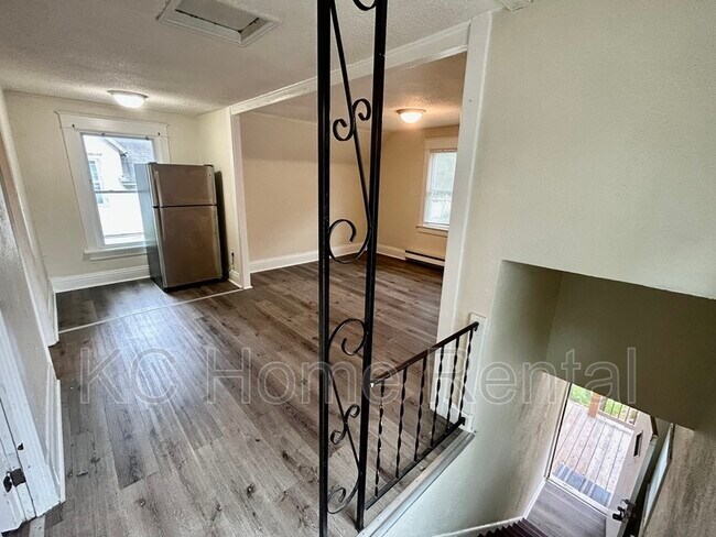 Building Photo - 551 S Brookside Ave