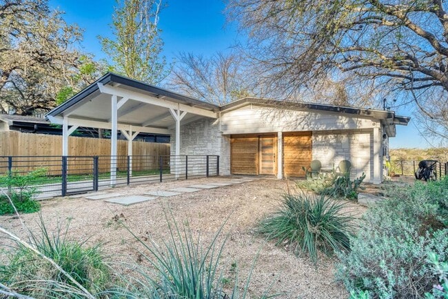 Foto del edificio - 5313 Downs Dr