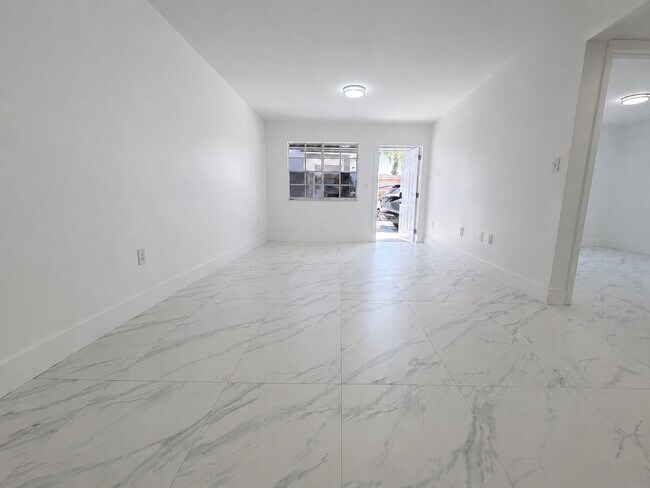 Foto del edificio - 1270 W 42nd St